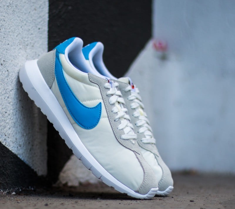 Nike roshe white 2025 and blue
