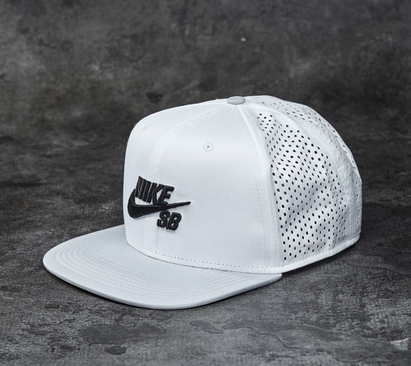 Sapkák Nike SB Perforate Trucker White