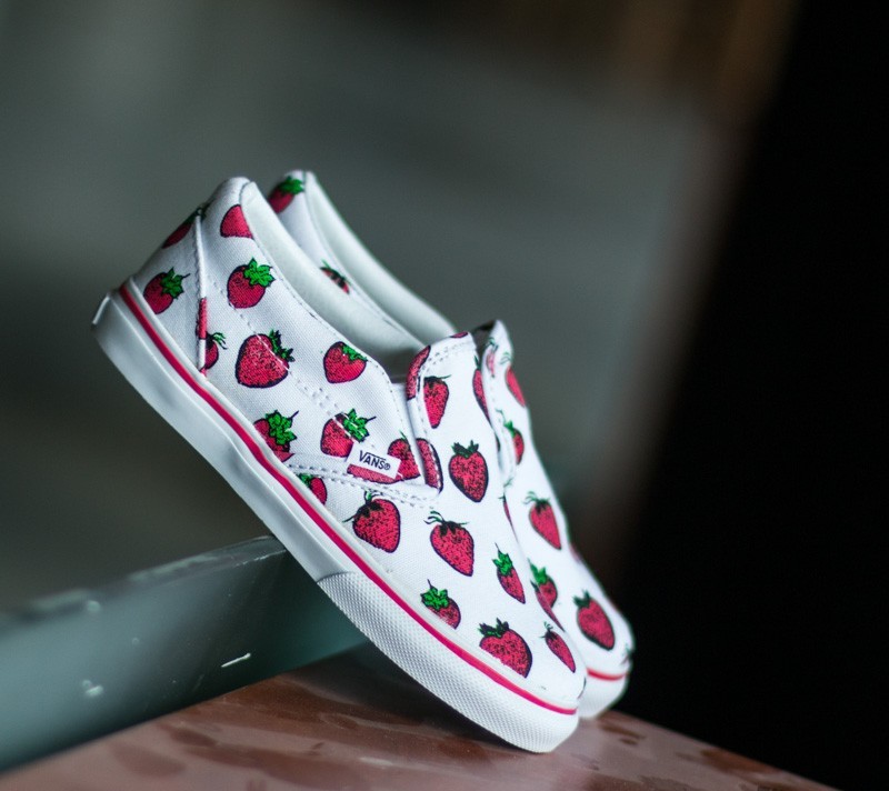 Kids' sneakers and shoes Vans T Classic Slip-On (Strawberries) True White