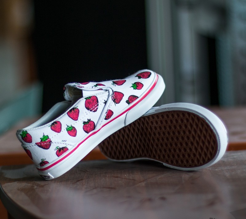 Kids' sneakers and shoes Vans T Classic Slip-On (Strawberries) True White