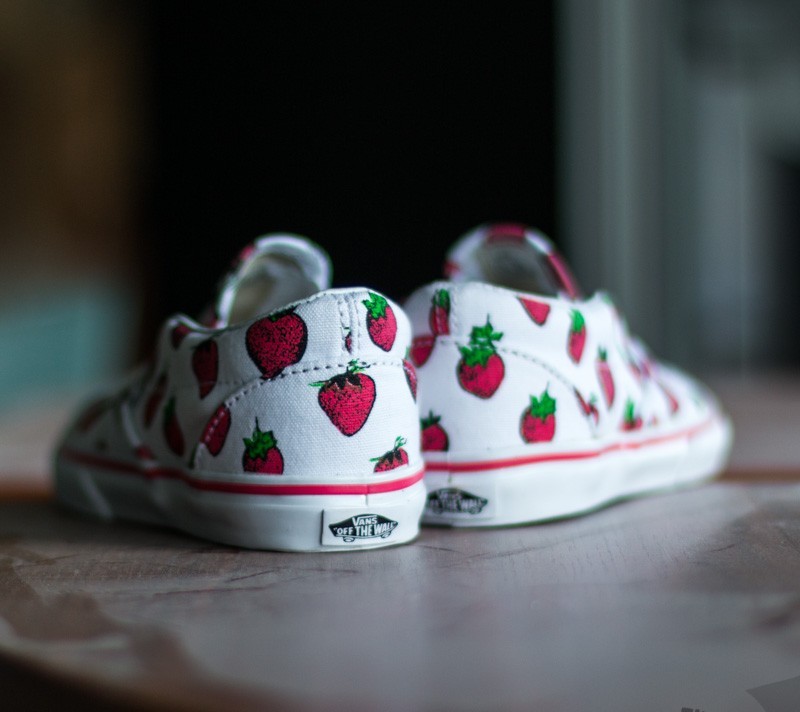 Kids' sneakers and shoes Vans T Classic Slip-On (Strawberries) True White