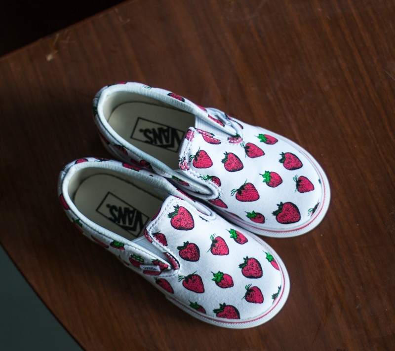 Kids' sneakers and shoes Vans T Classic Slip-On (Strawberries) True White