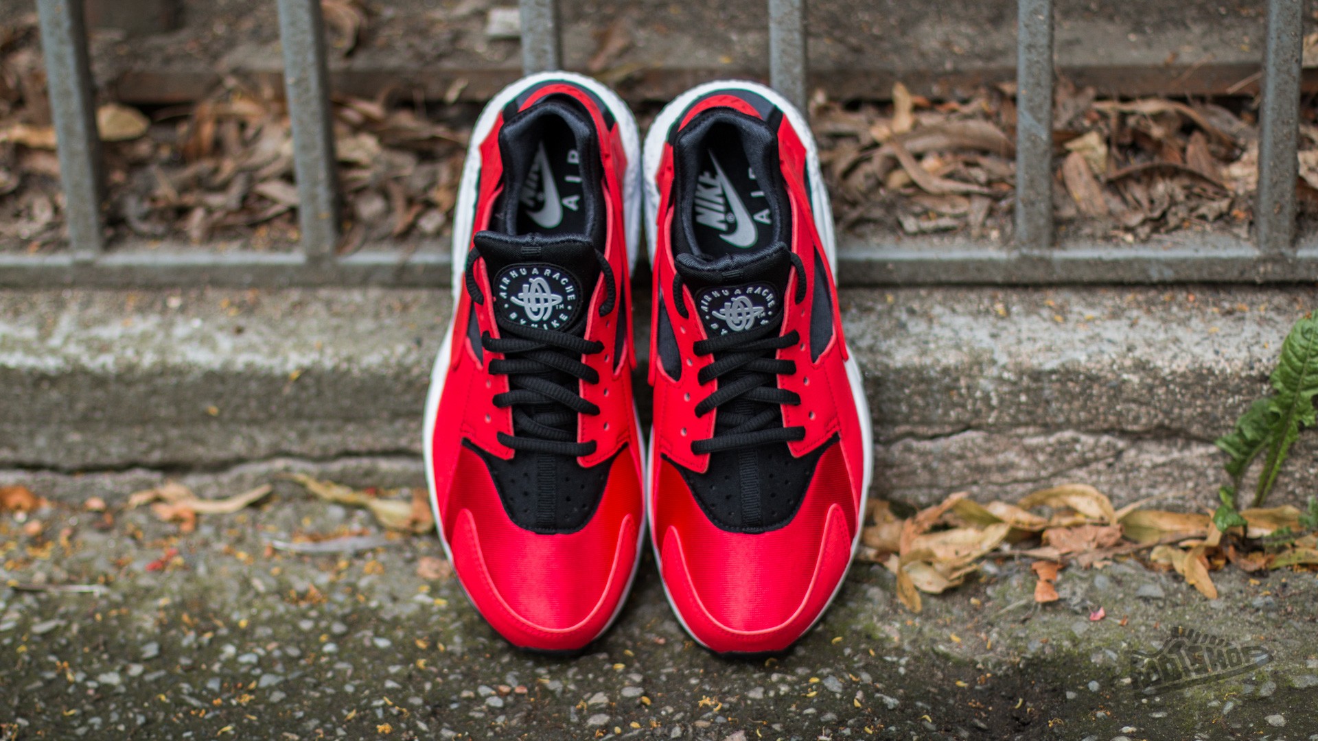 air huarache run mid womens red