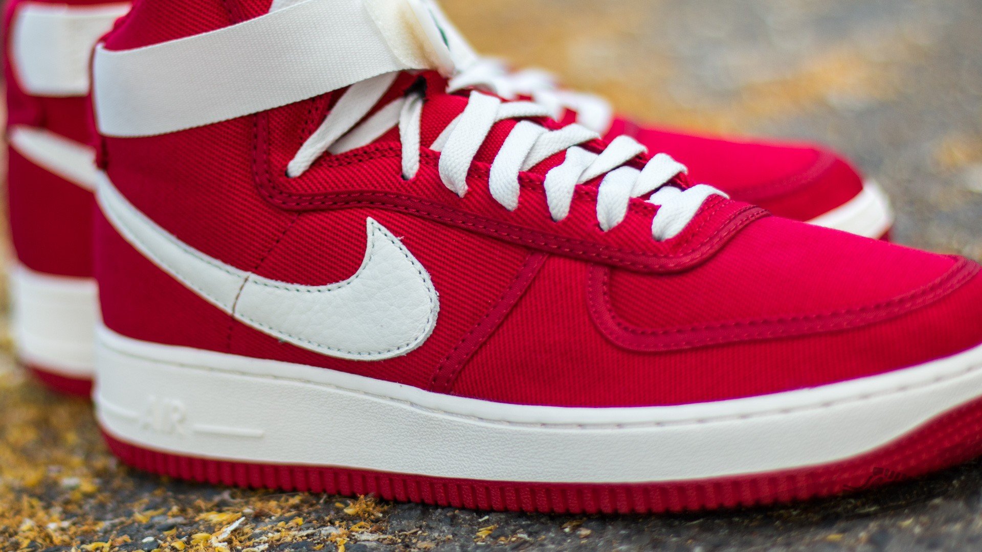 Chaussures et baskets homme Nike Air Force 1 High Retro Gym Red Sail Black Footshop