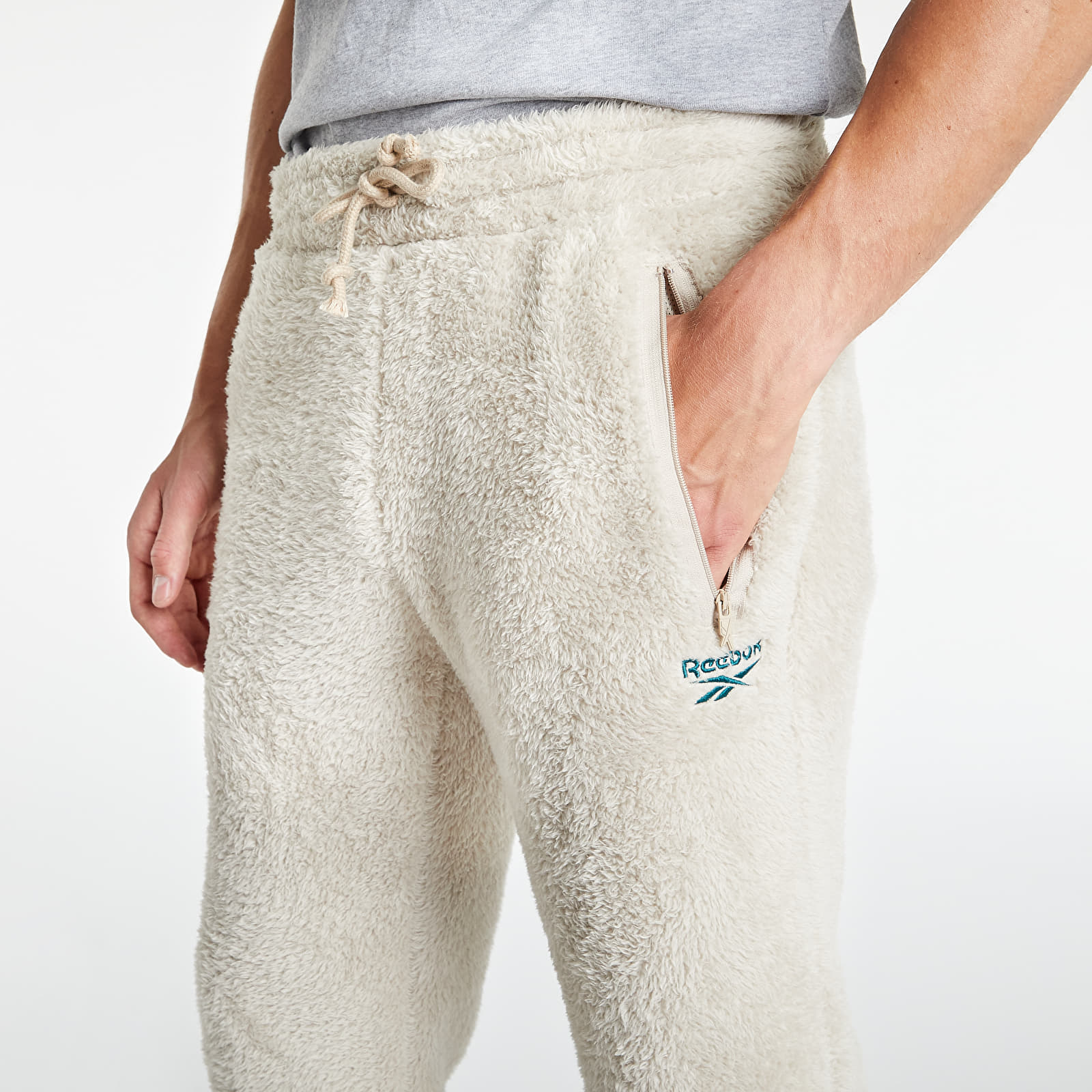 ★Reebok★ CL F VECTOR SHERPA PANTS BLACK IB8446 100022966_F_Model_eCom-tif.png