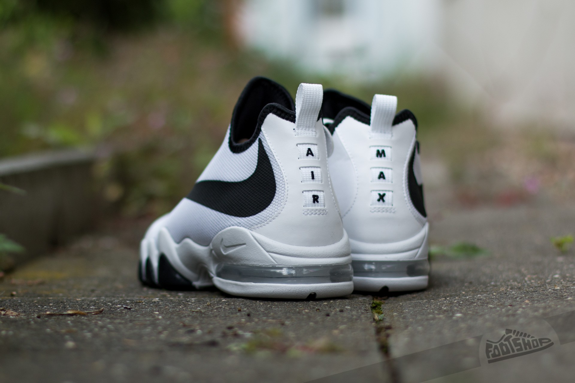 Black nike online white swoosh
