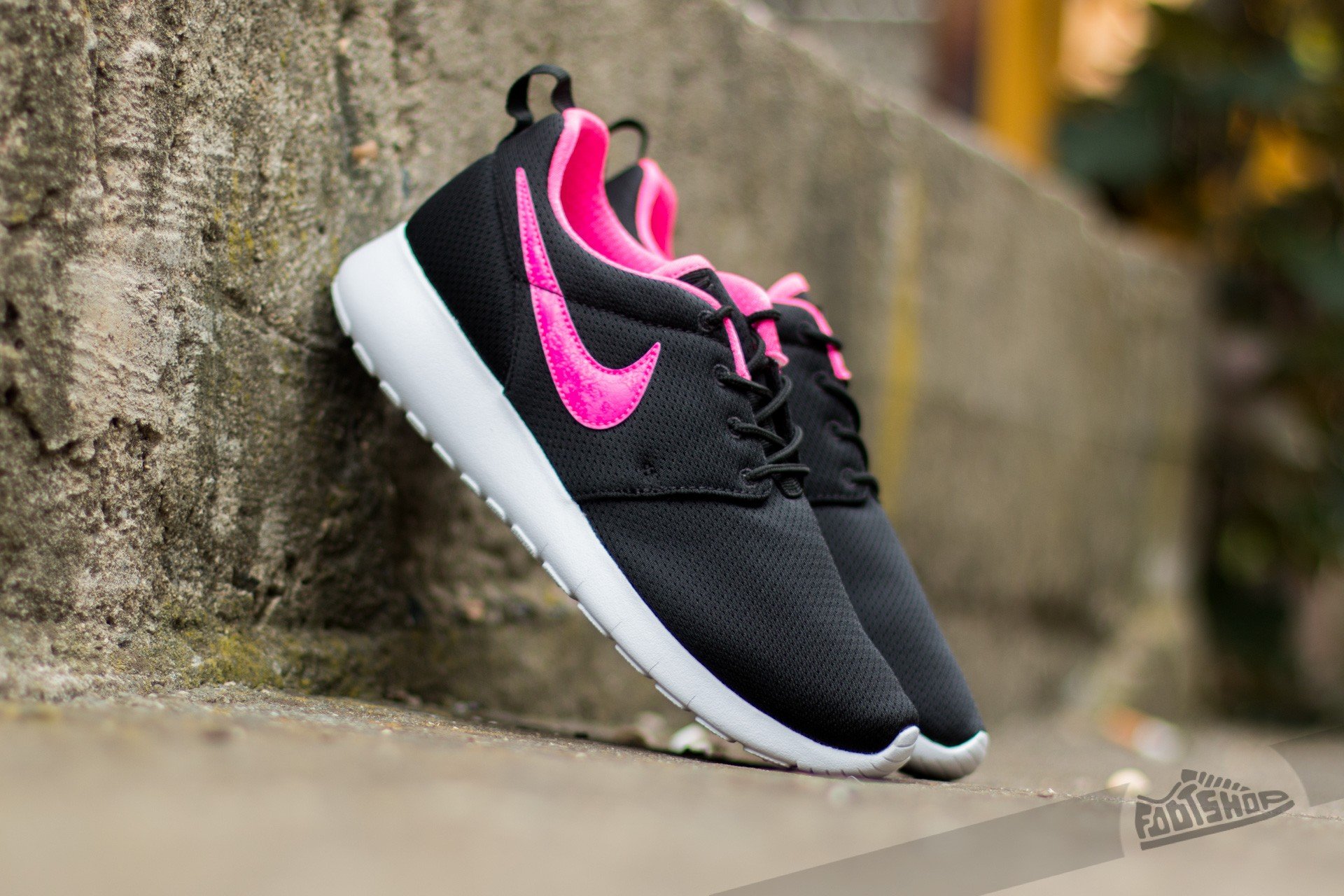 Nike roshe run pink black hotsell
