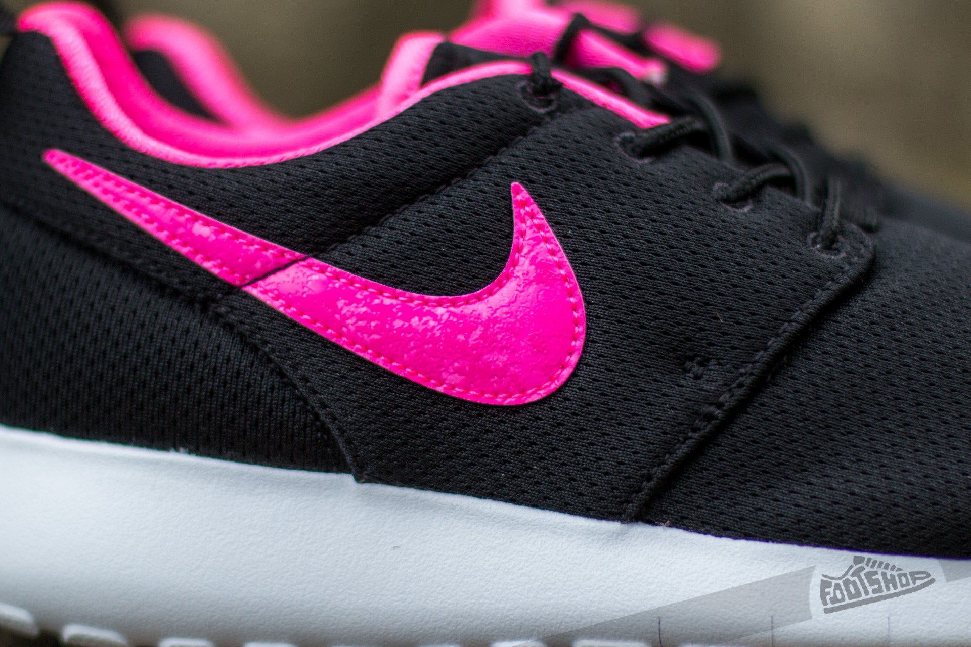 Womens nike roshe black and white clearance