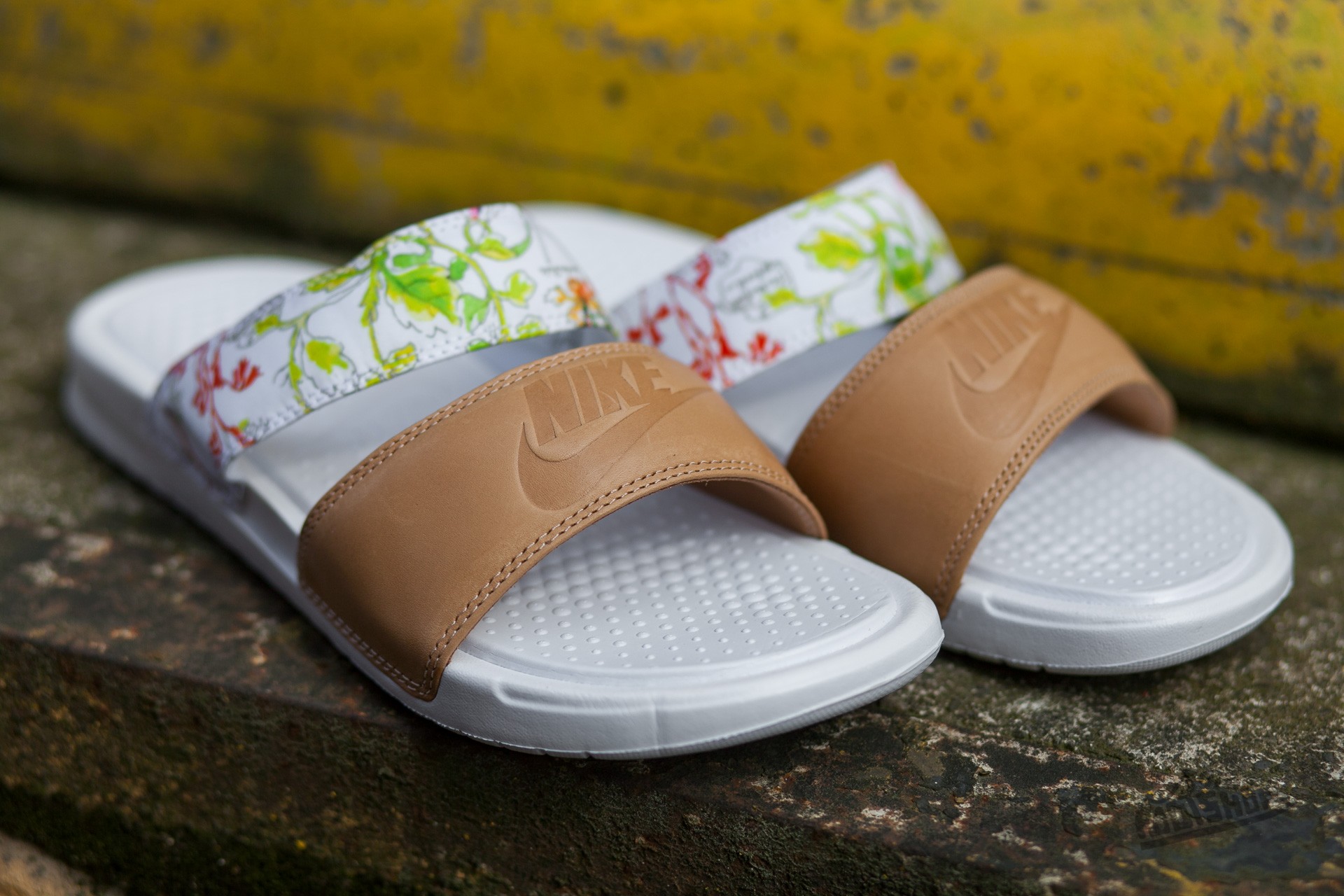 Women s shoes Nike W Benassi Duo Ultra Slide Liberty QS Vachetta Tan Vachetta Tan White Liberty Footshop