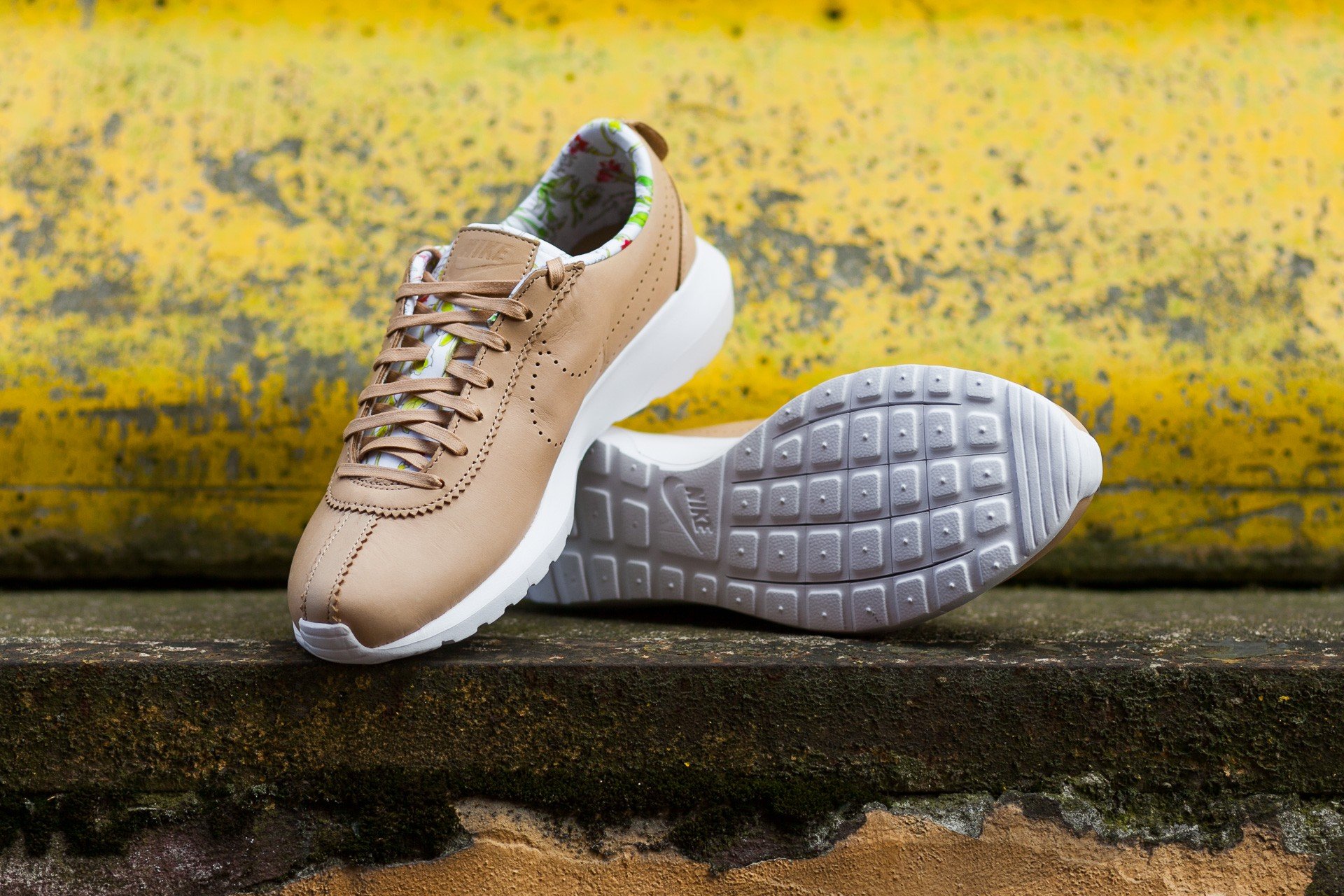 Nike roshe cortez gold discount