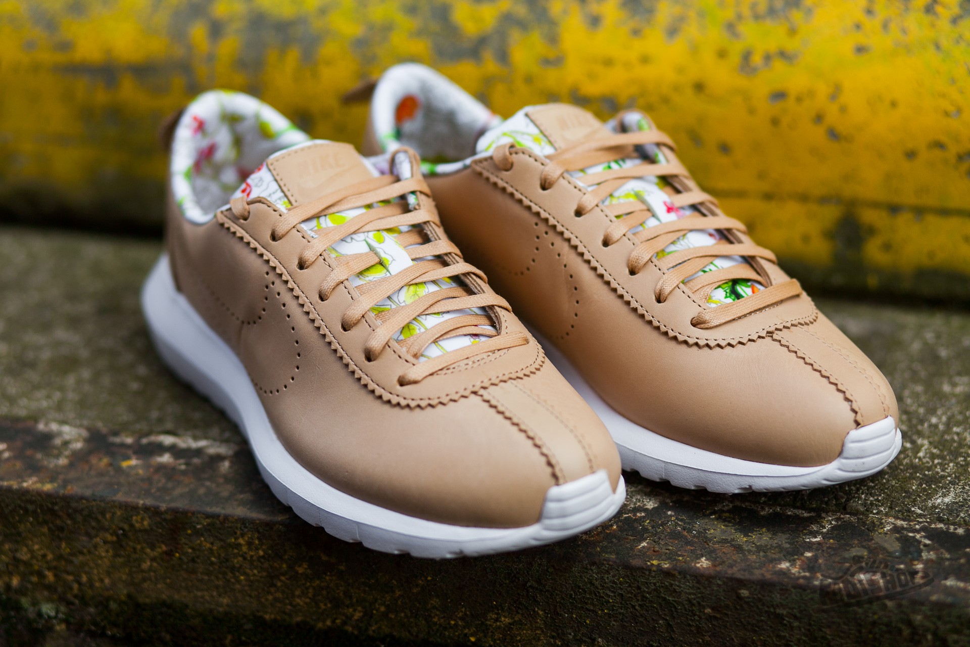 Women's shoes Nike W Roshe Cortez NM Liberty QS Vachetta Tan/ Vachetta Tan - Vlt White