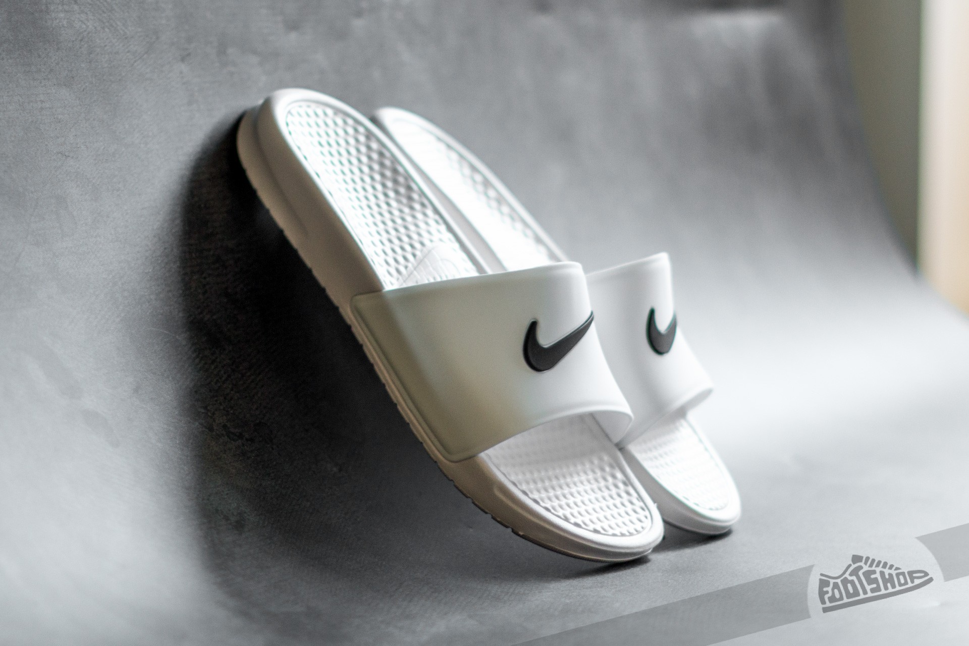 Pánské tenisky a boty Nike Benassi Shower Slide White/ Black