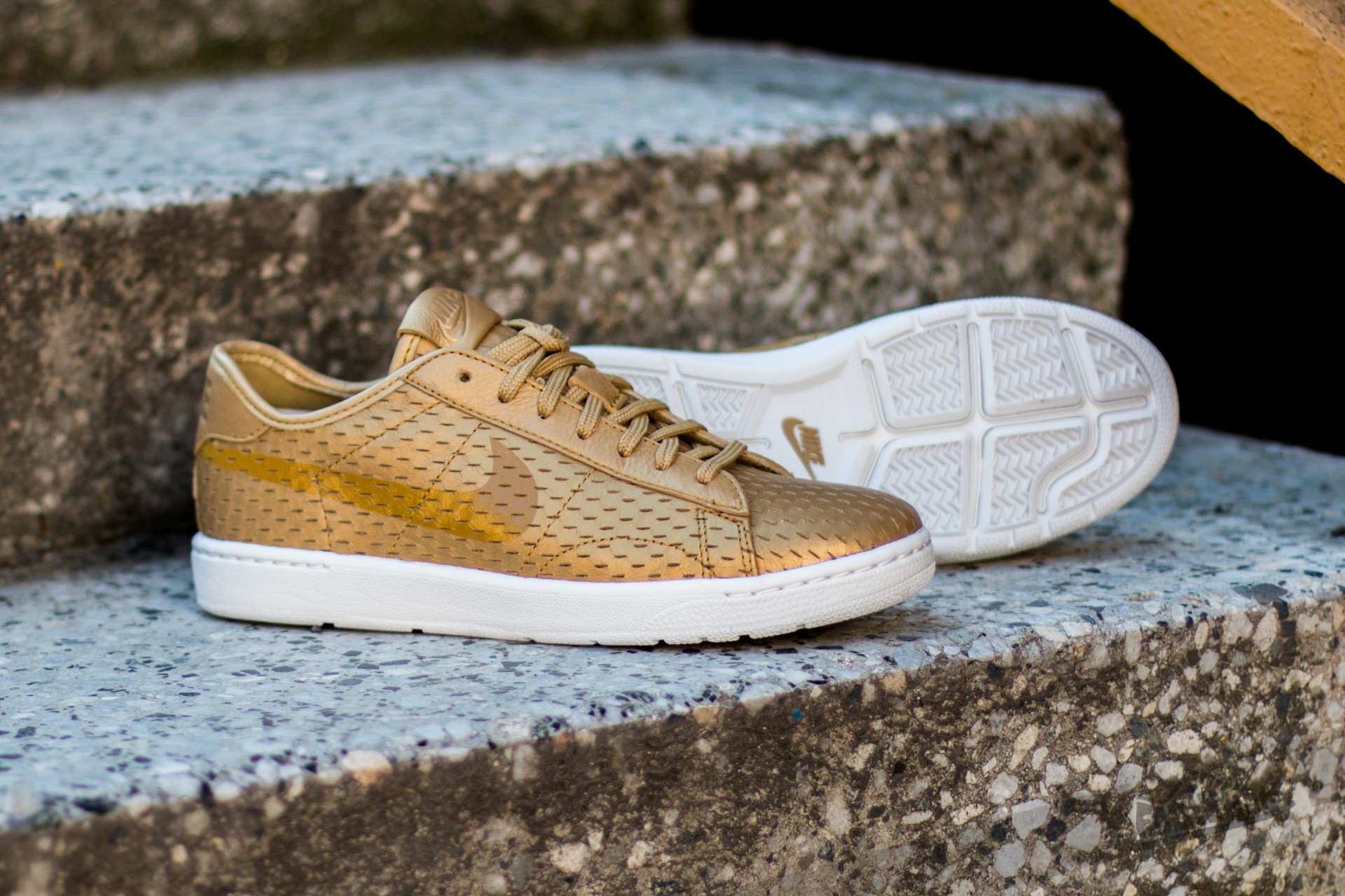 Zapatillas mujer Nike W Tennis Classic Ultra Premium Metallic Gold Flat Gold Footshop