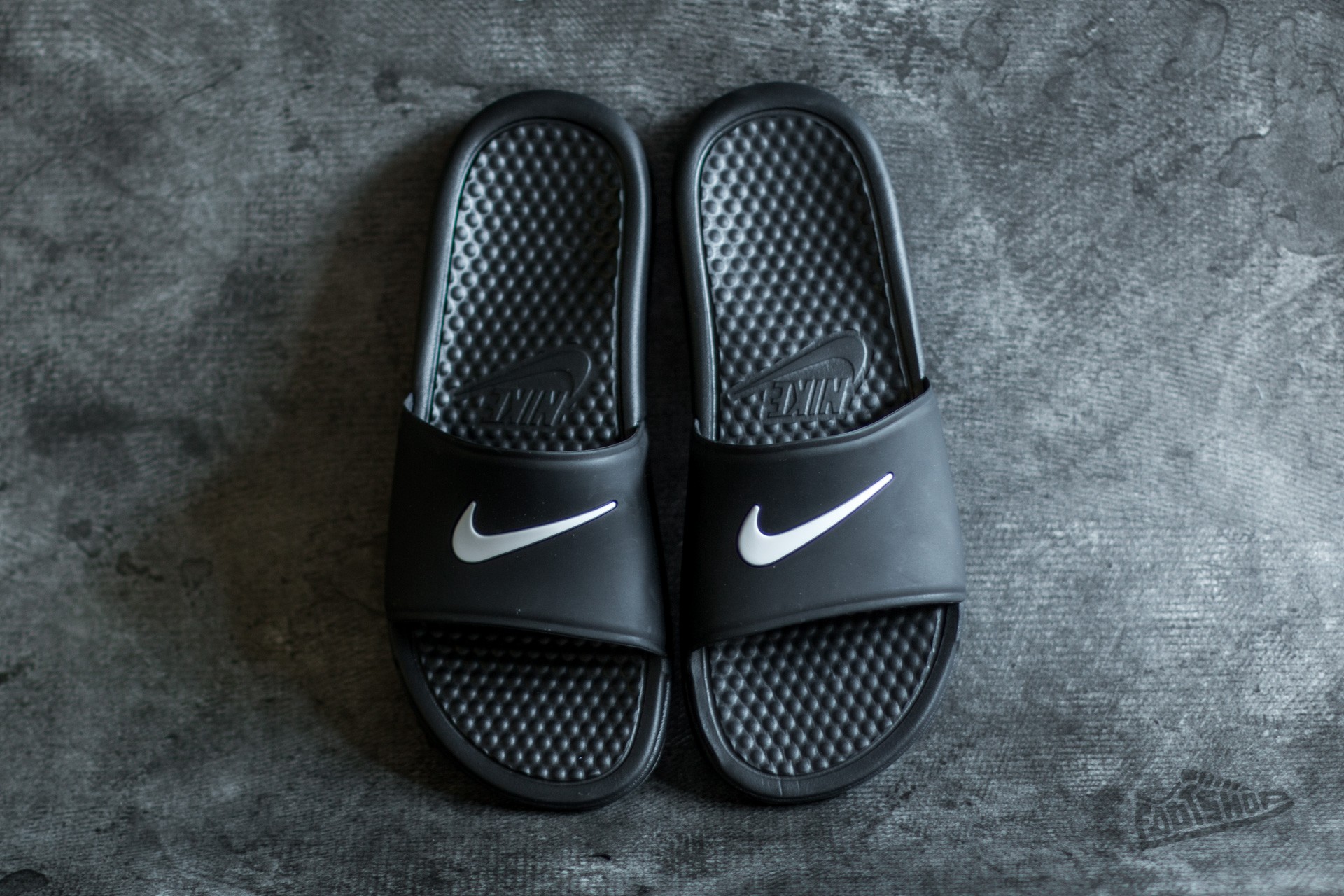Nike benassi shower hotsell