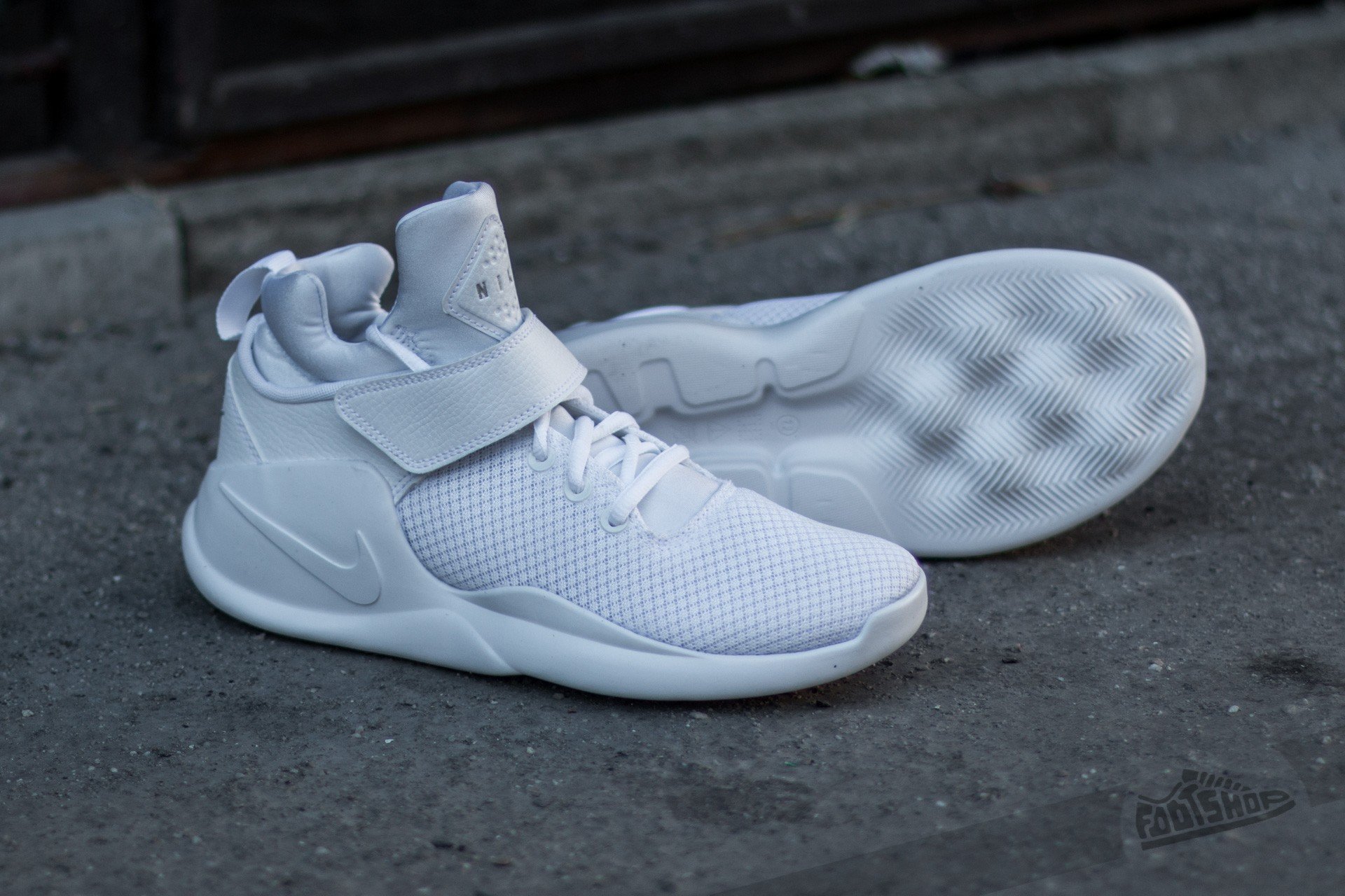 Nike kwazi white shoes online