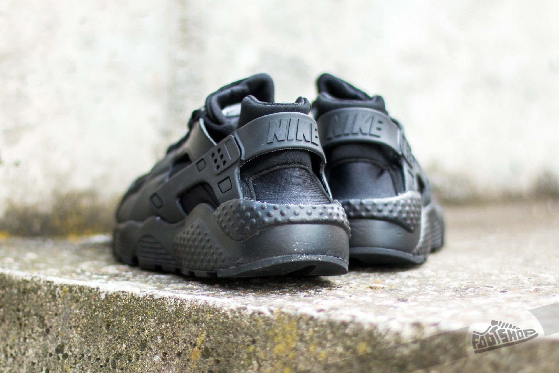 Women s shoes Nike Huarache Run GS Black Black Black Footshop