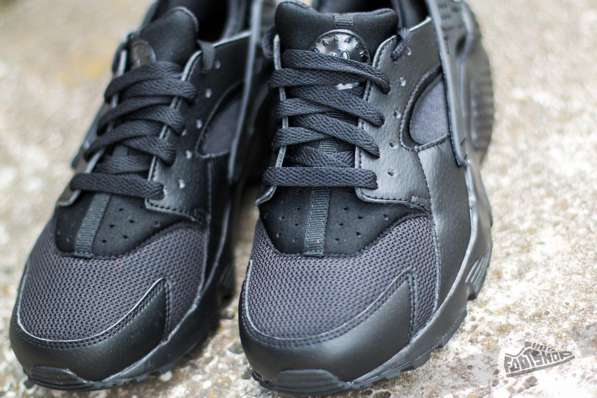 Women s shoes Nike Huarache Run GS Black Black Black Footshop