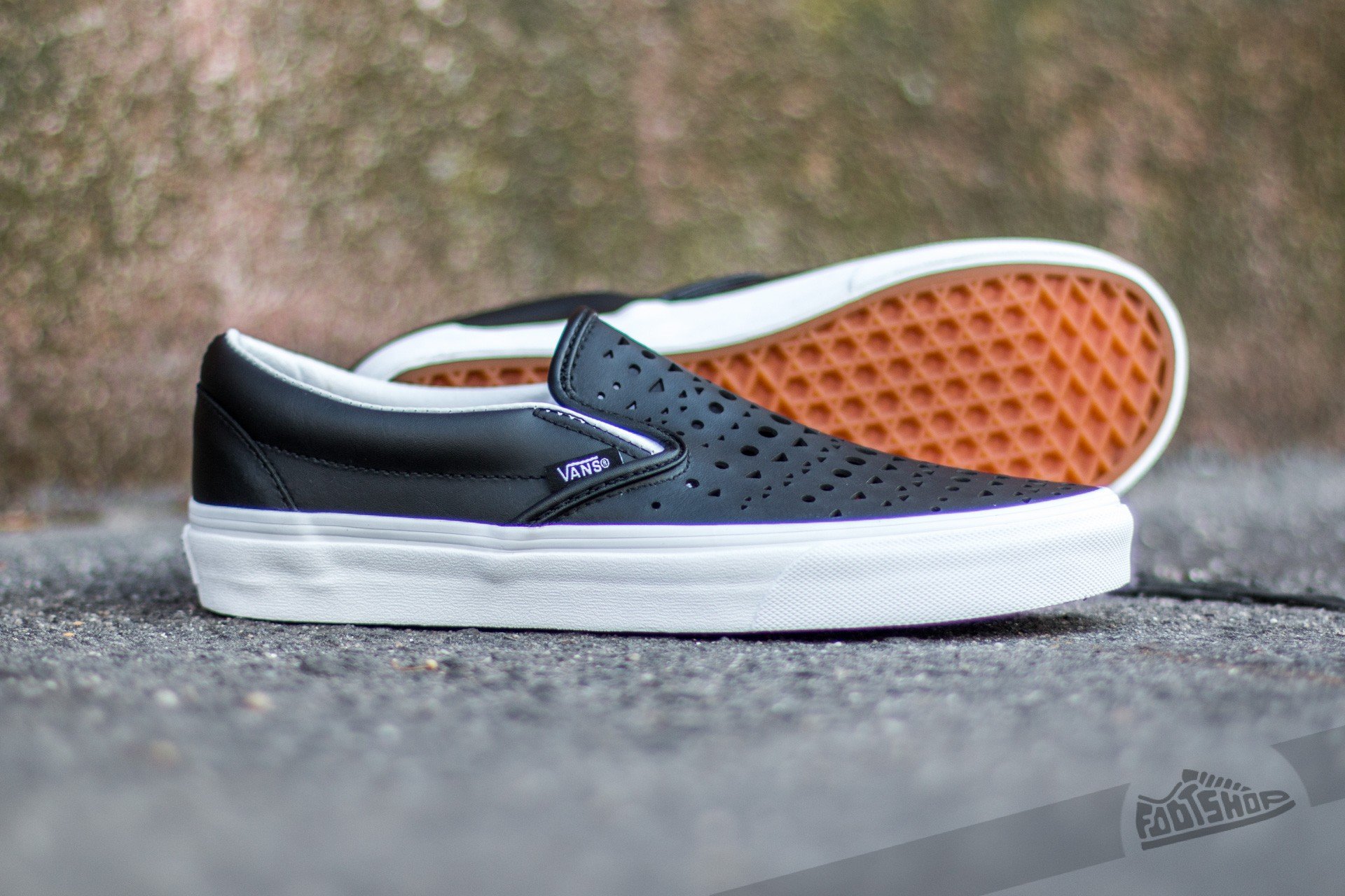 Moteriška avalynė Vans Classic Slip-On (Cut Out Geo) Black/ Blanc