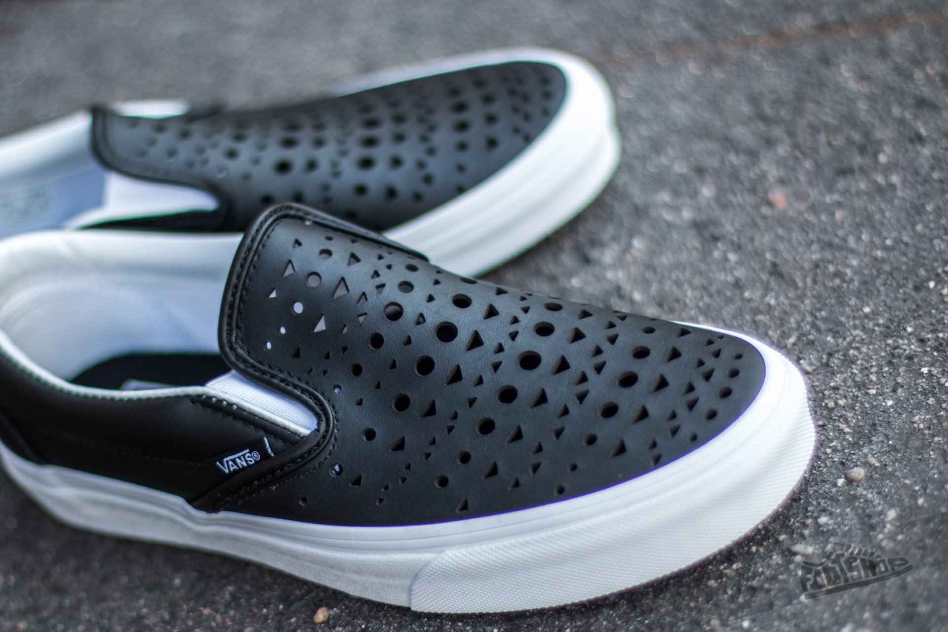 Moteriška avalynė Vans Classic Slip-On (Cut Out Geo) Black/ Blanc