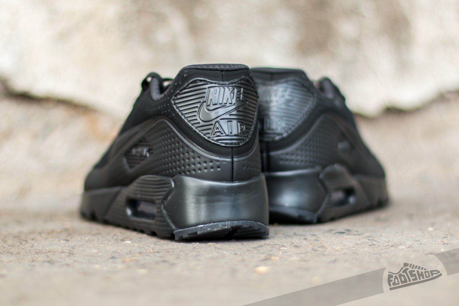 Air max ultra triple black deals