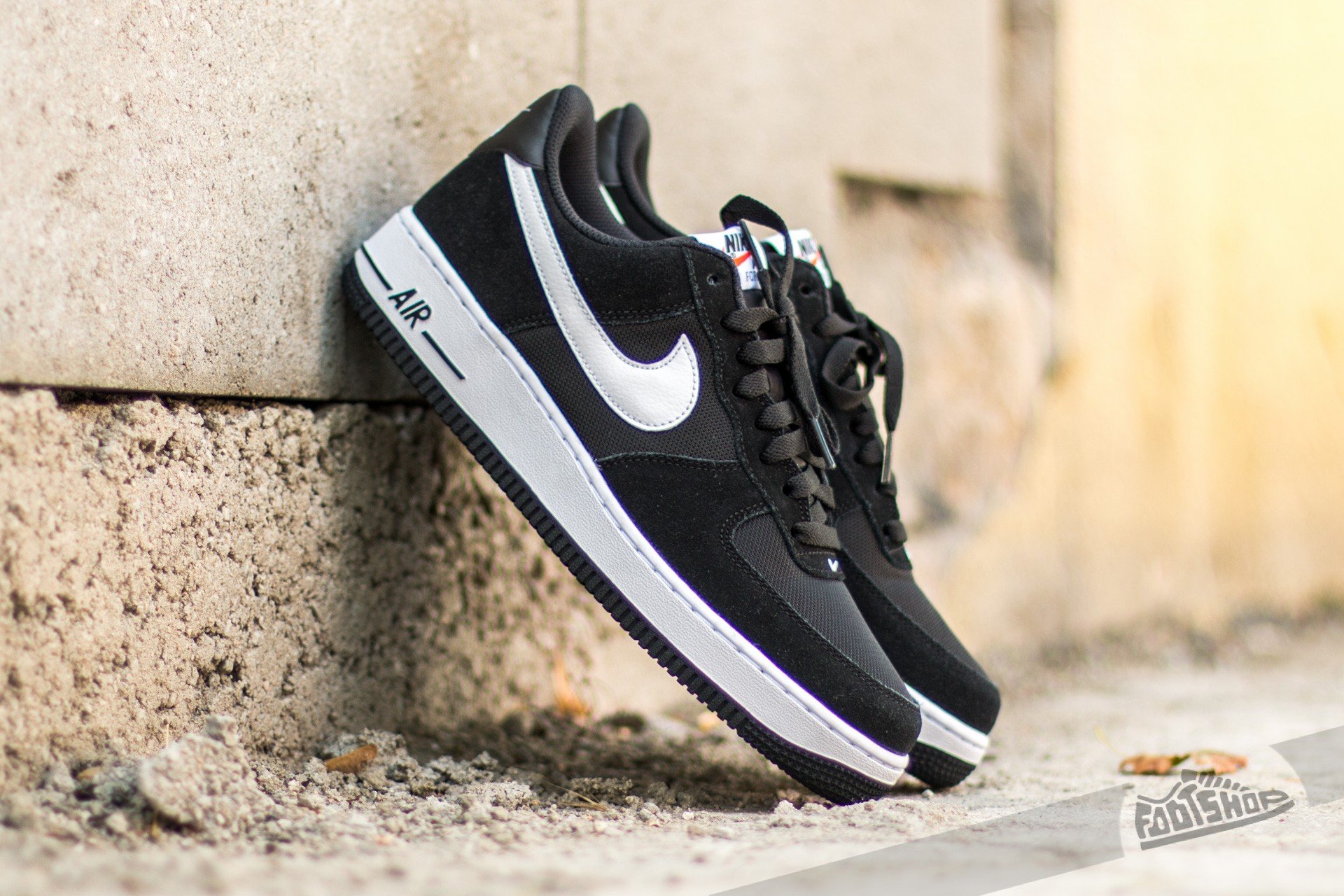 Nike air force one top black and white