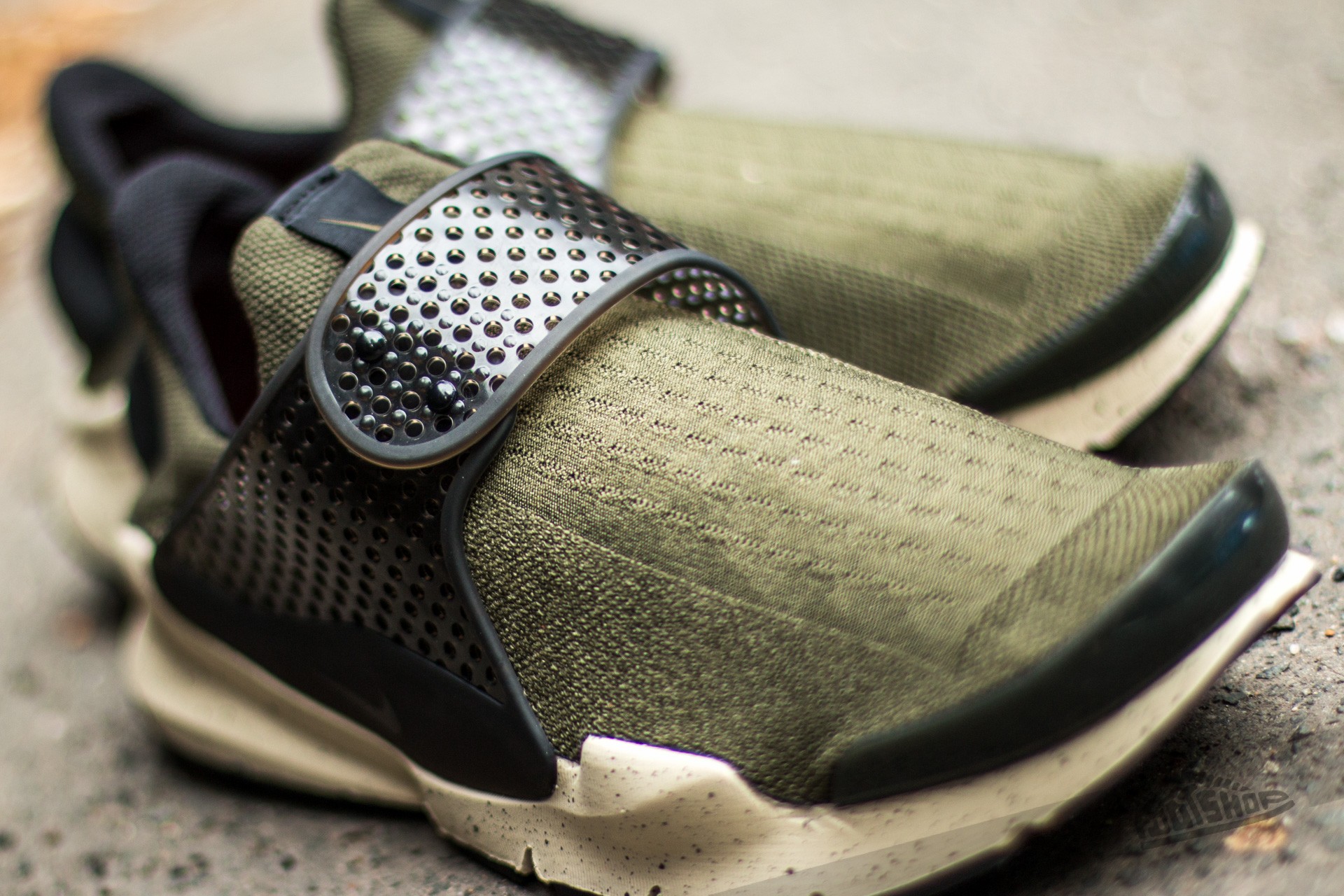 Nike sock dart cargo store khaki