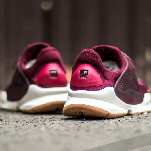 nike sock dart maroon