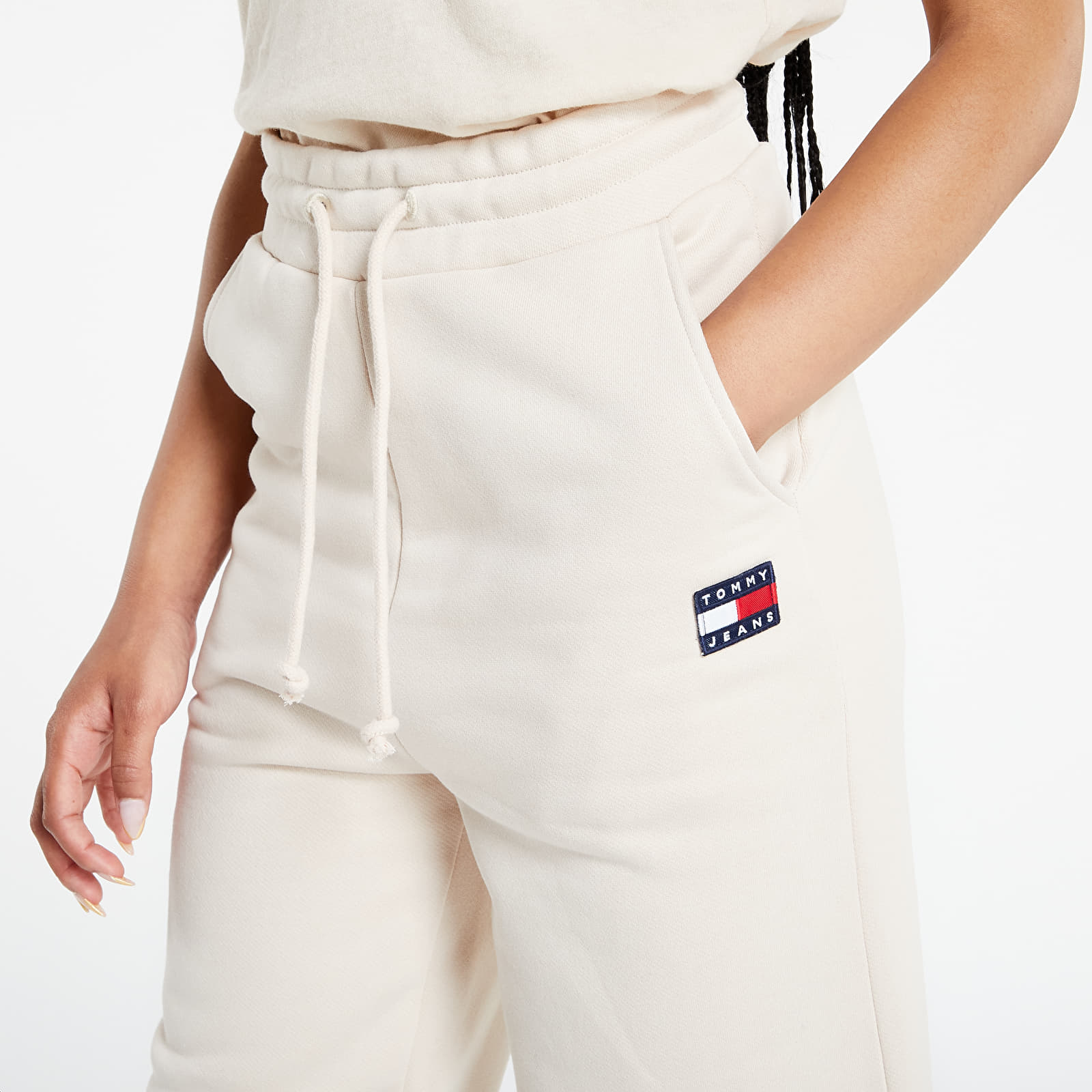 Tepláky Tommy Jeans Relaxed Hrs Badge Sweatpant Smooth Stone