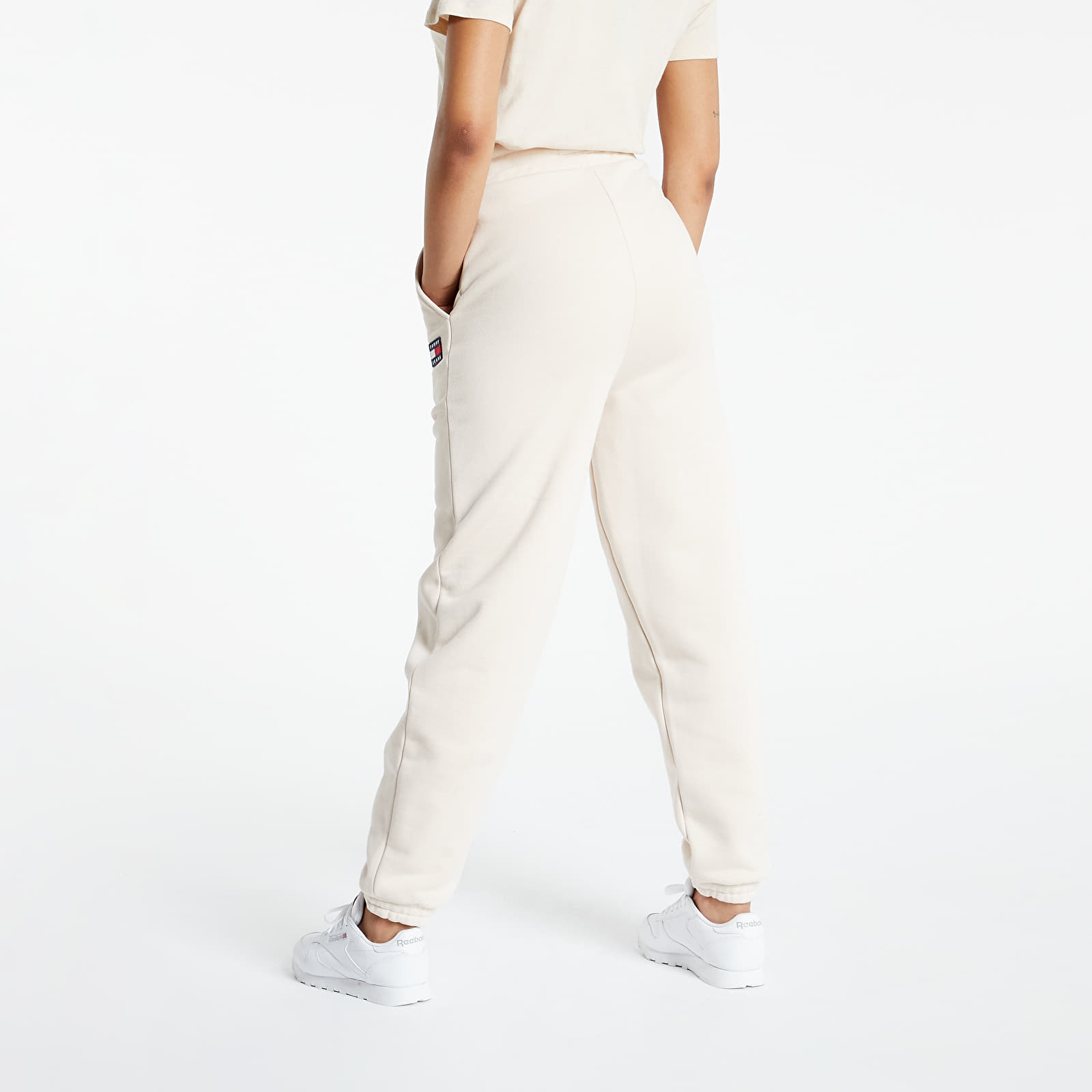 Tepláky Tommy Jeans Relaxed Hrs Badge Sweatpant Smooth Stone