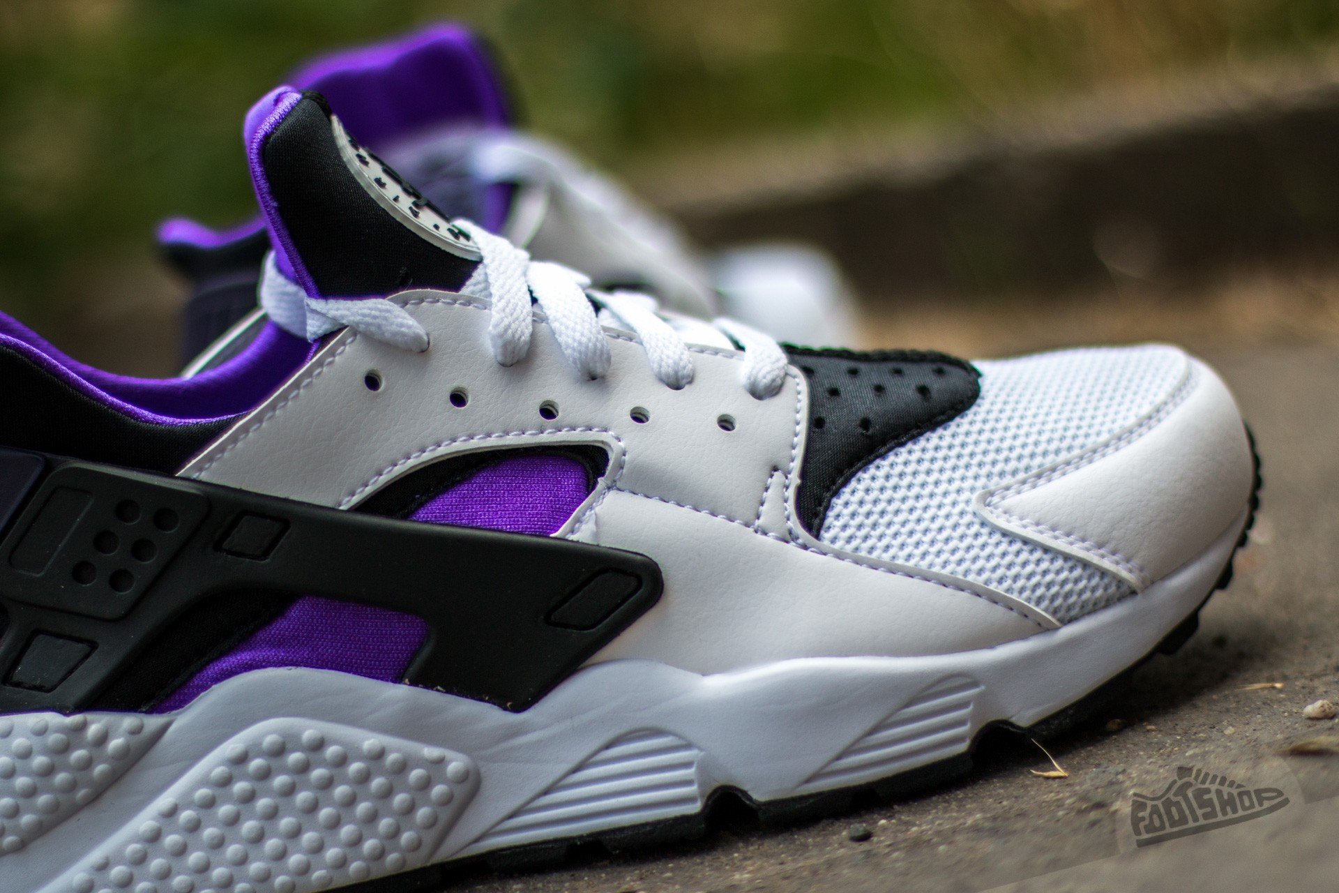 Men s shoes Nike Air Huarache White Hyper Grape Black Purple Dynasty Footshop