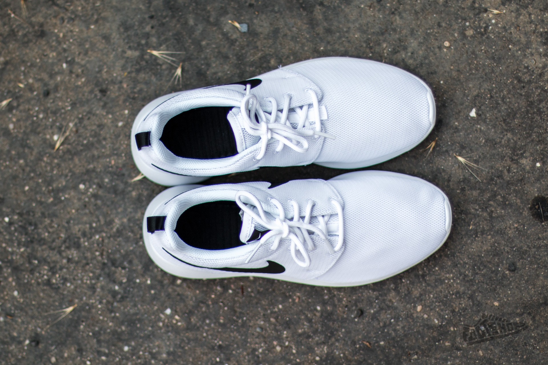 Nike roshe one hot sale white with black swoosh