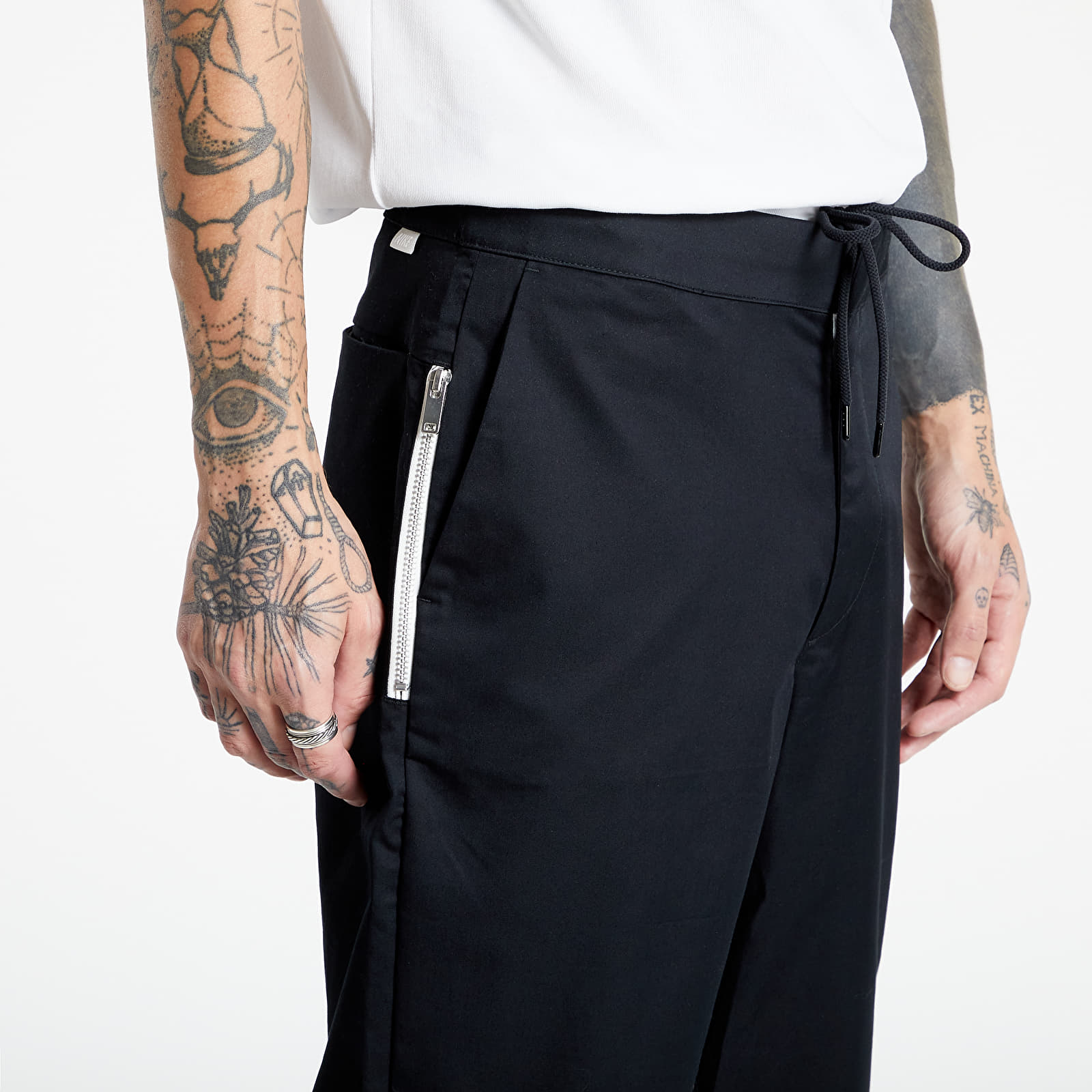 Housut Nike Sportswear Style Essentials M Woven Unlined Sneaker Pants Black/ Sail/ Ice Silver/ Black