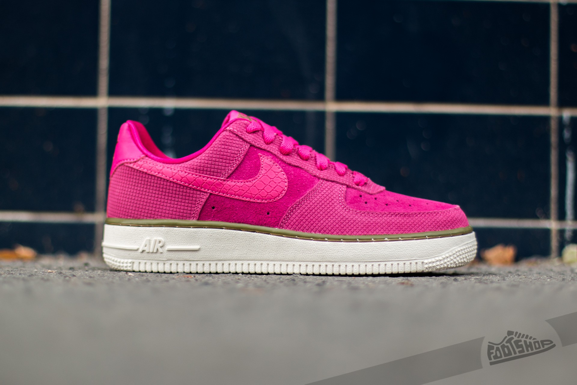 Nike vivid pink shop