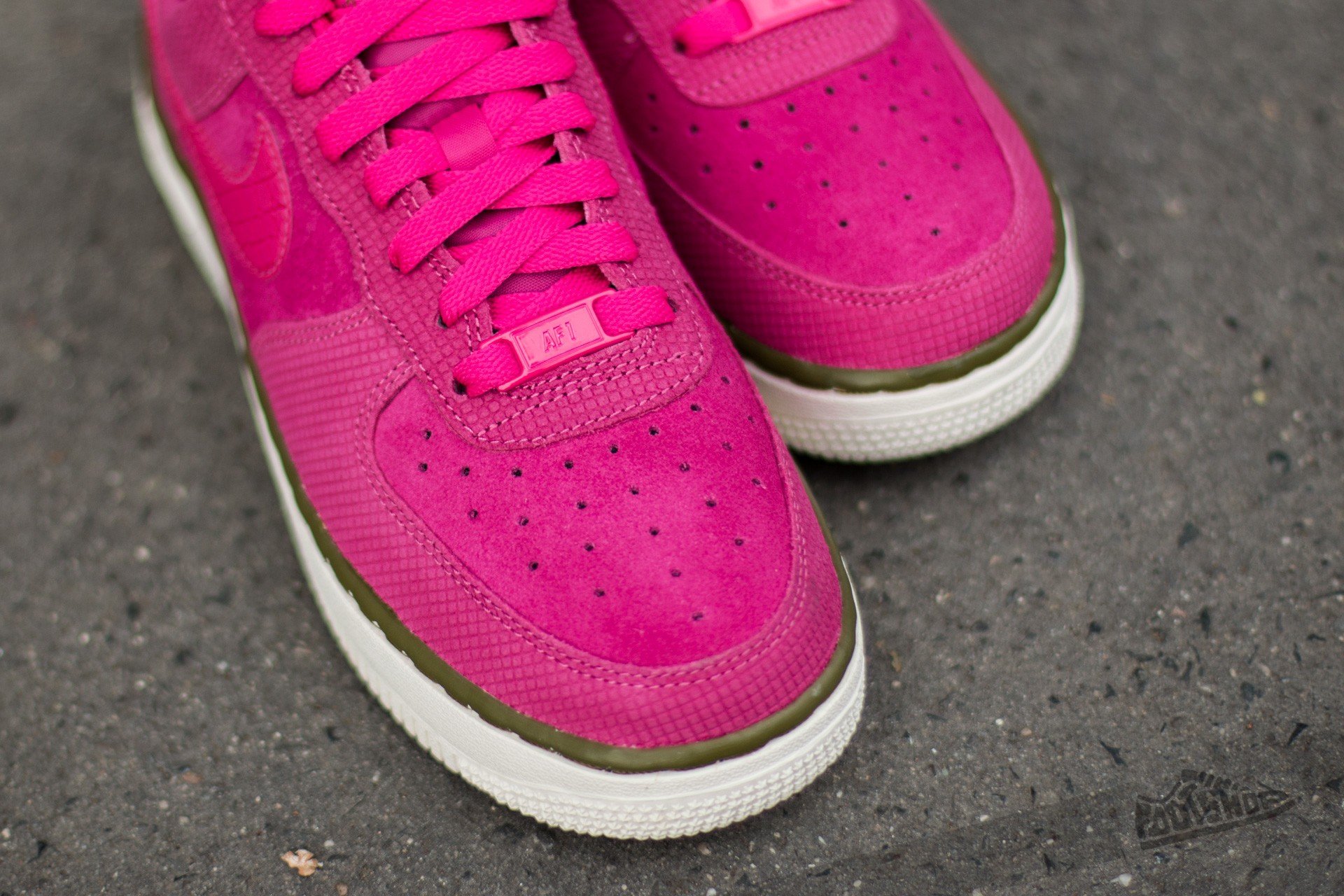 Womens nike air cheap force 1 pink suede