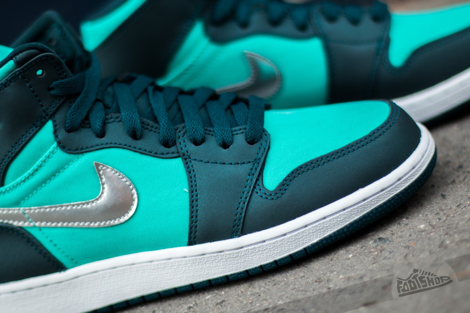 Turquoise on sale retro jordans