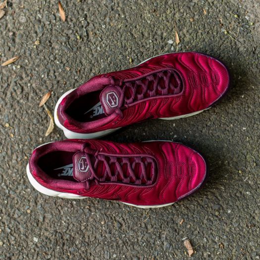 Burgundy air max plus womens sales