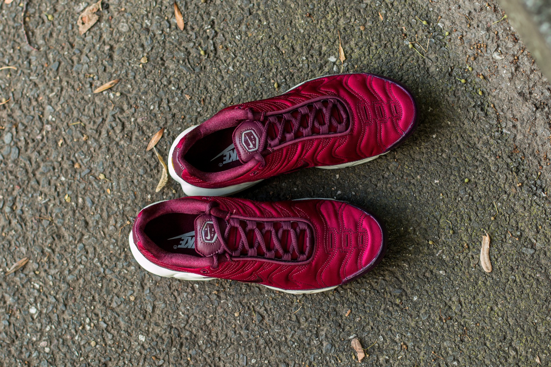 Zapatillas mujer Nike Wmns Air Max Plus Premium Night Maroon/ Night Maroon-Nobel Red-Sail 