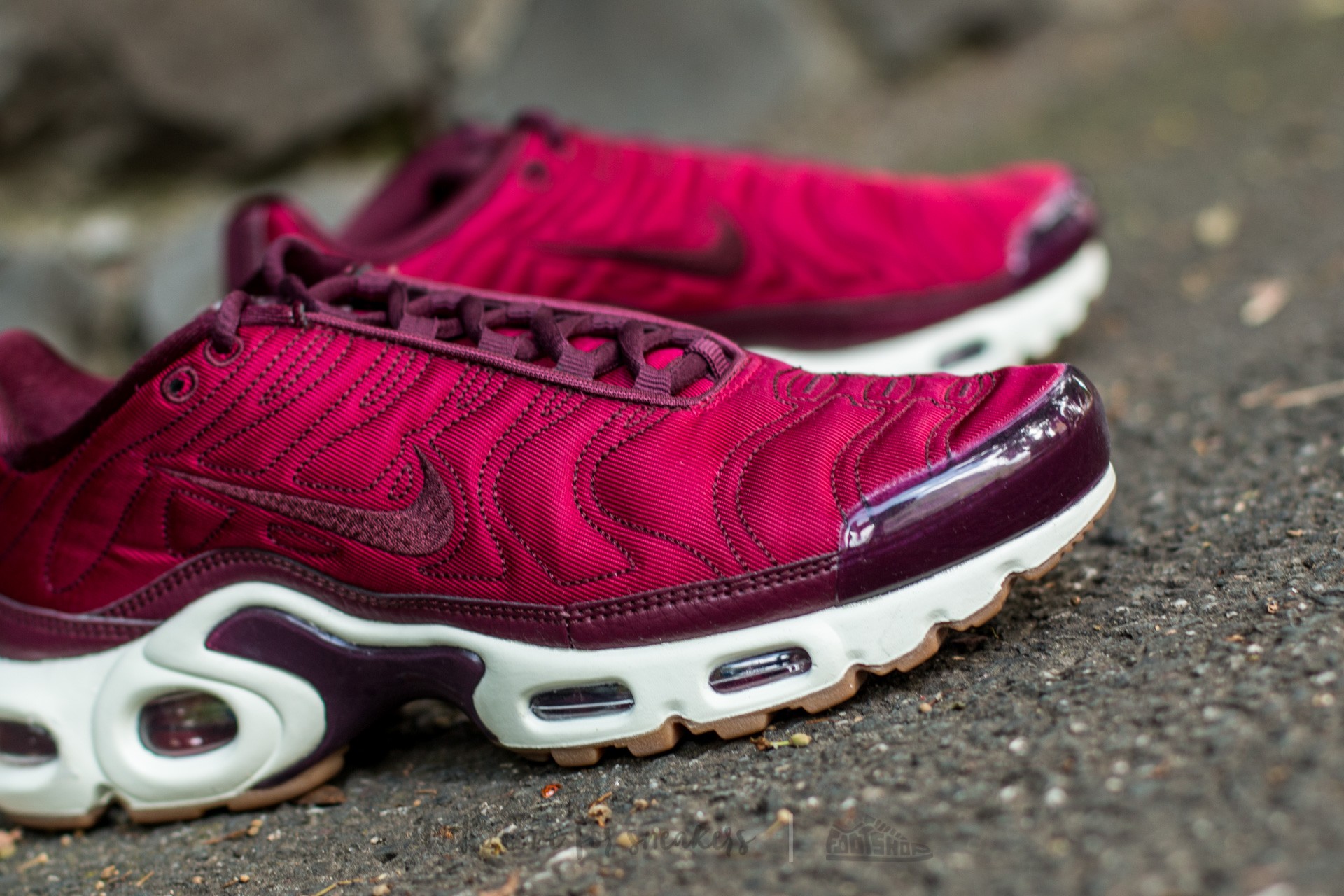 Zapatillas mujer Nike Wmns Air Max Plus Premium Night Maroon/ Night Maroon-Nobel Red-Sail 