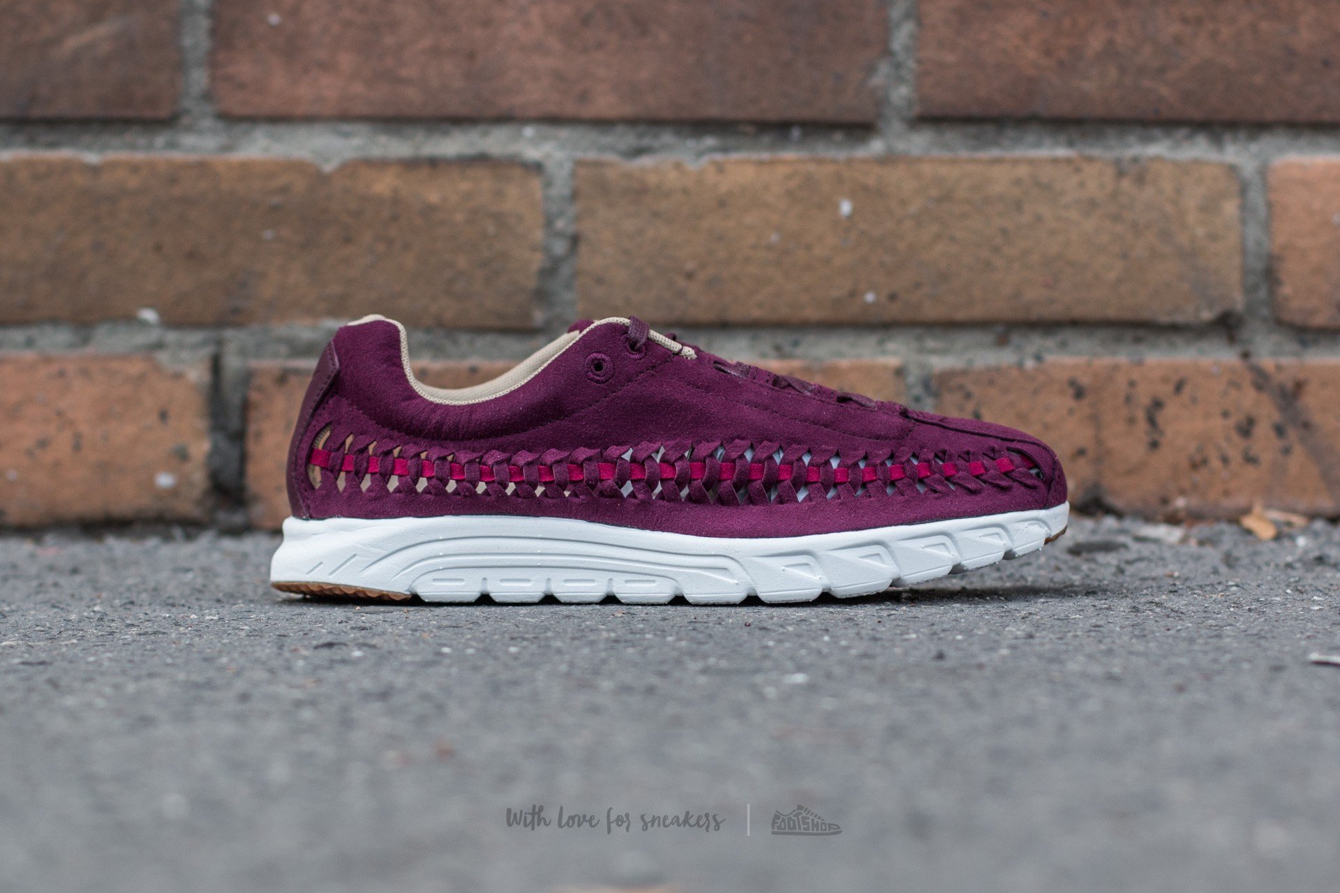 Γυναικεία παπούτσια Nike Wmns Mayfly Woven Night Maroon/ Noble Red-Elm-Summit White