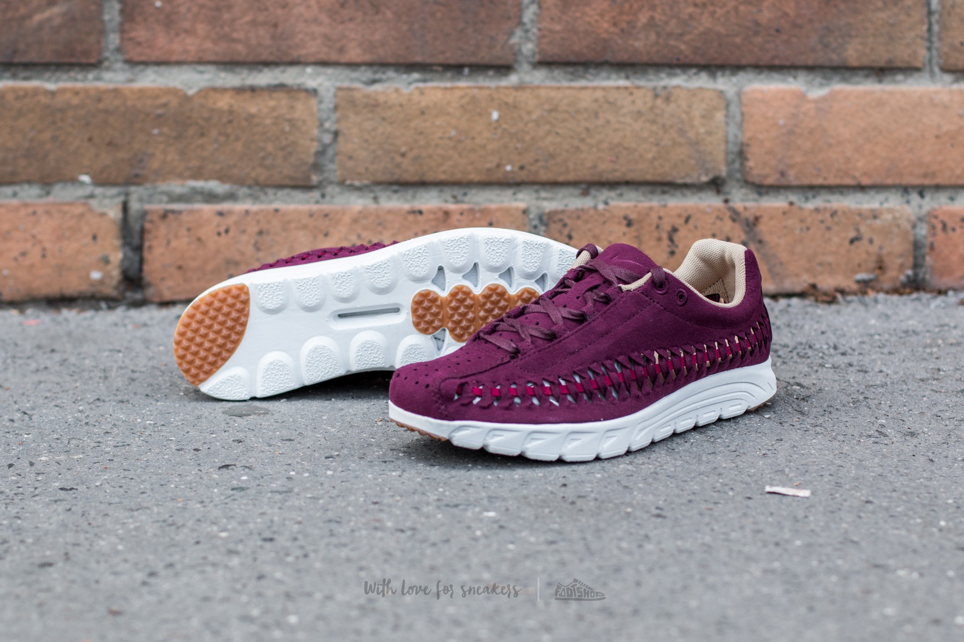 Γυναικεία παπούτσια Nike Wmns Mayfly Woven Night Maroon/ Noble Red-Elm-Summit White
