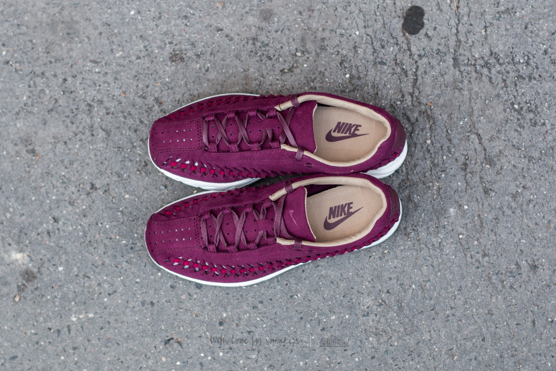 Γυναικεία παπούτσια Nike Wmns Mayfly Woven Night Maroon/ Noble Red-Elm-Summit White