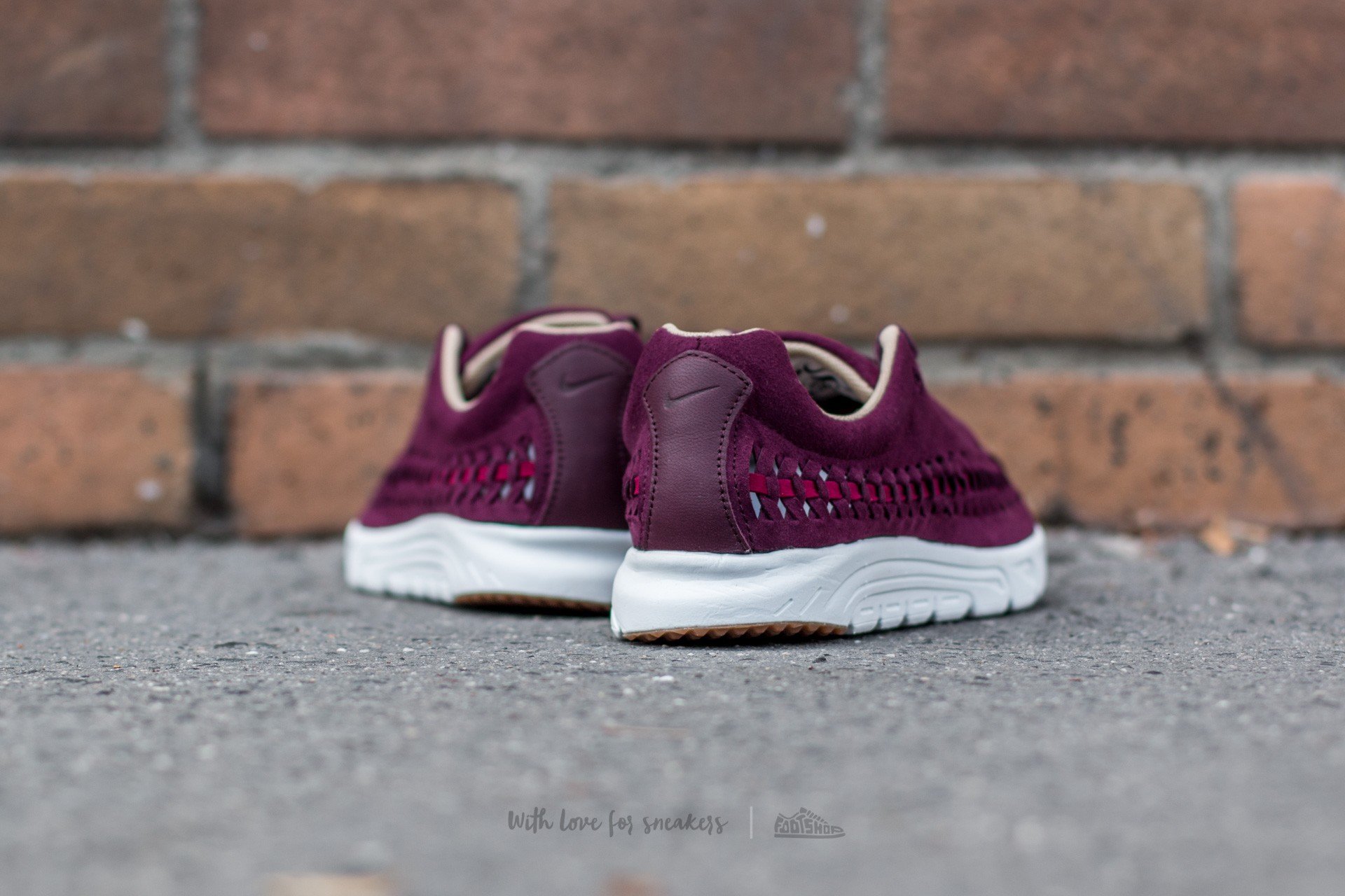 Γυναικεία παπούτσια Nike Wmns Mayfly Woven Night Maroon/ Noble Red-Elm-Summit White