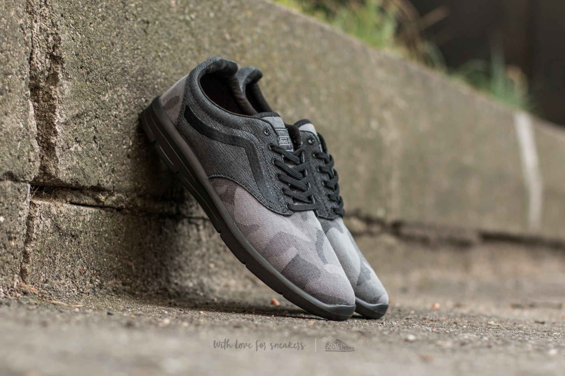 Men s shoes Vans Iso 1.5 Camo Textile Black Black Footshop