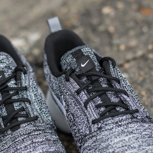 Women's roshe run flyknit black top