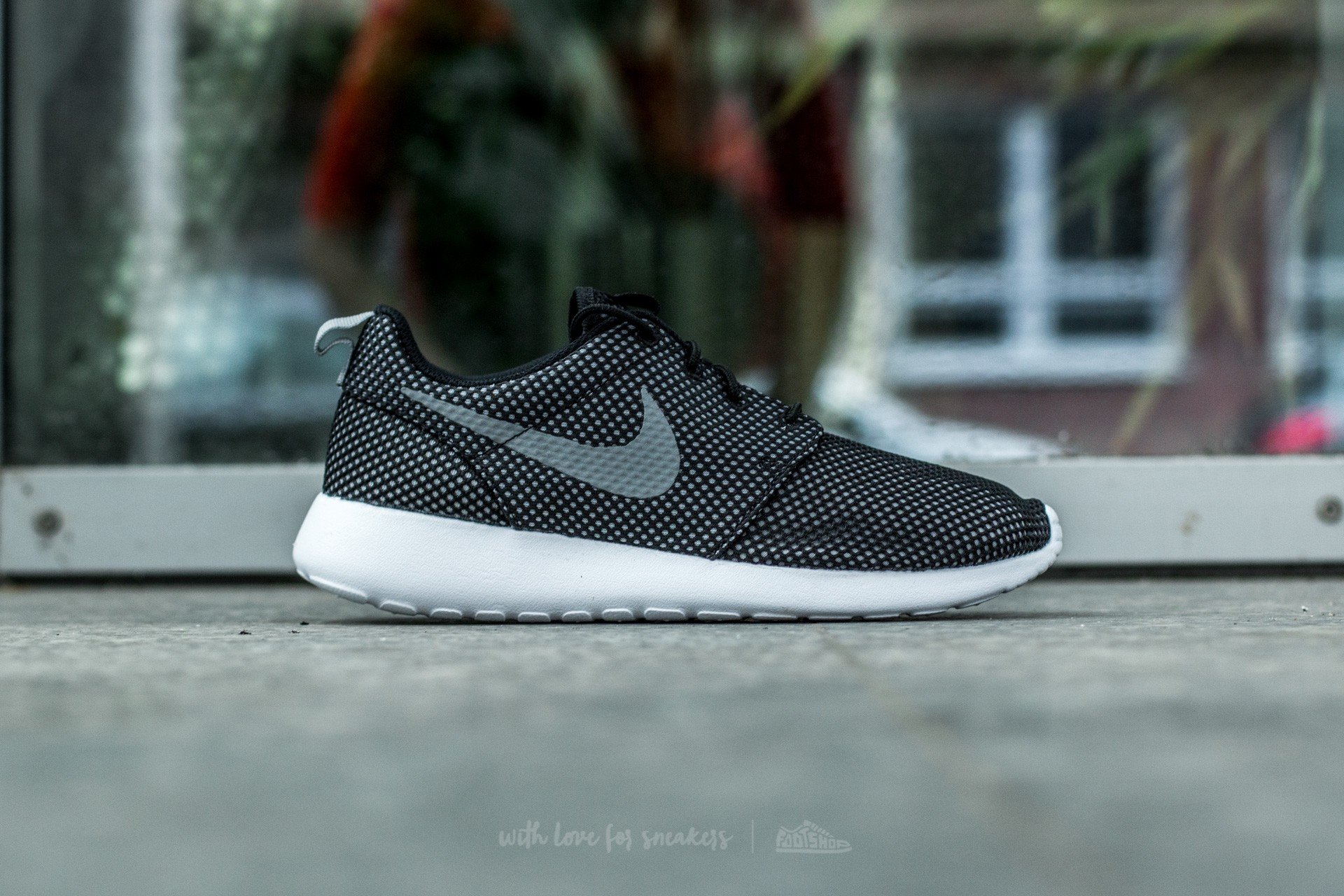 Roshe run online grey black