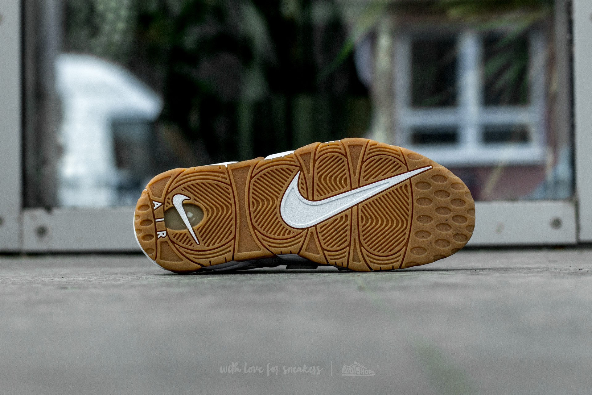 Încălțăminte și sneakerși pentru bărbați Nike Air More Uptempo White/ White-Bamboo Gym Light Brown