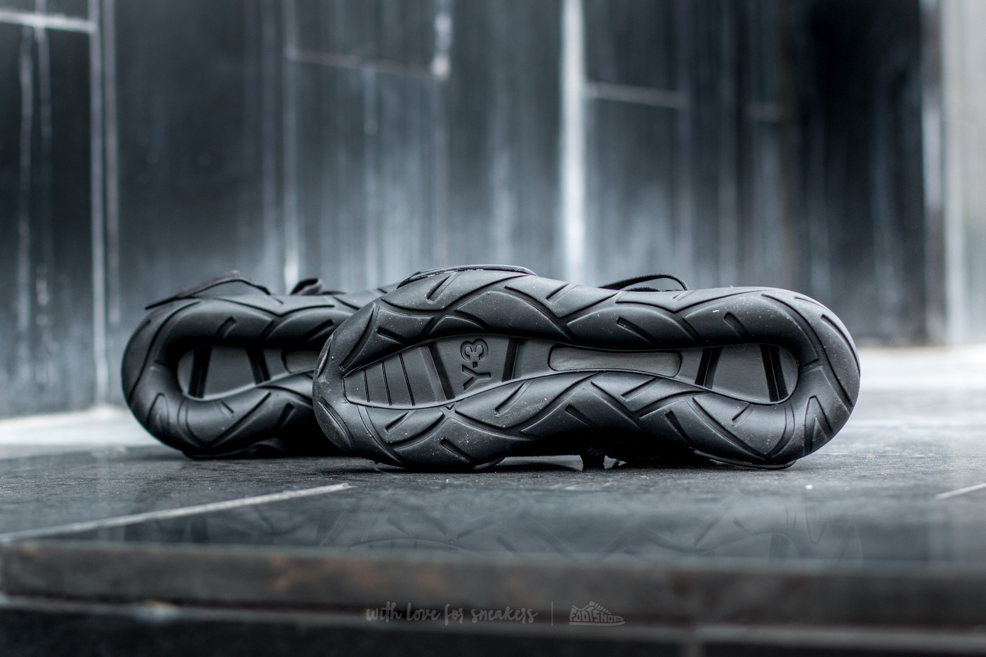 Încălțăminte și sneakerși pentru bărbați Y-3 Qasa High Carbon Black/ Carbon Black/ Carbon Black