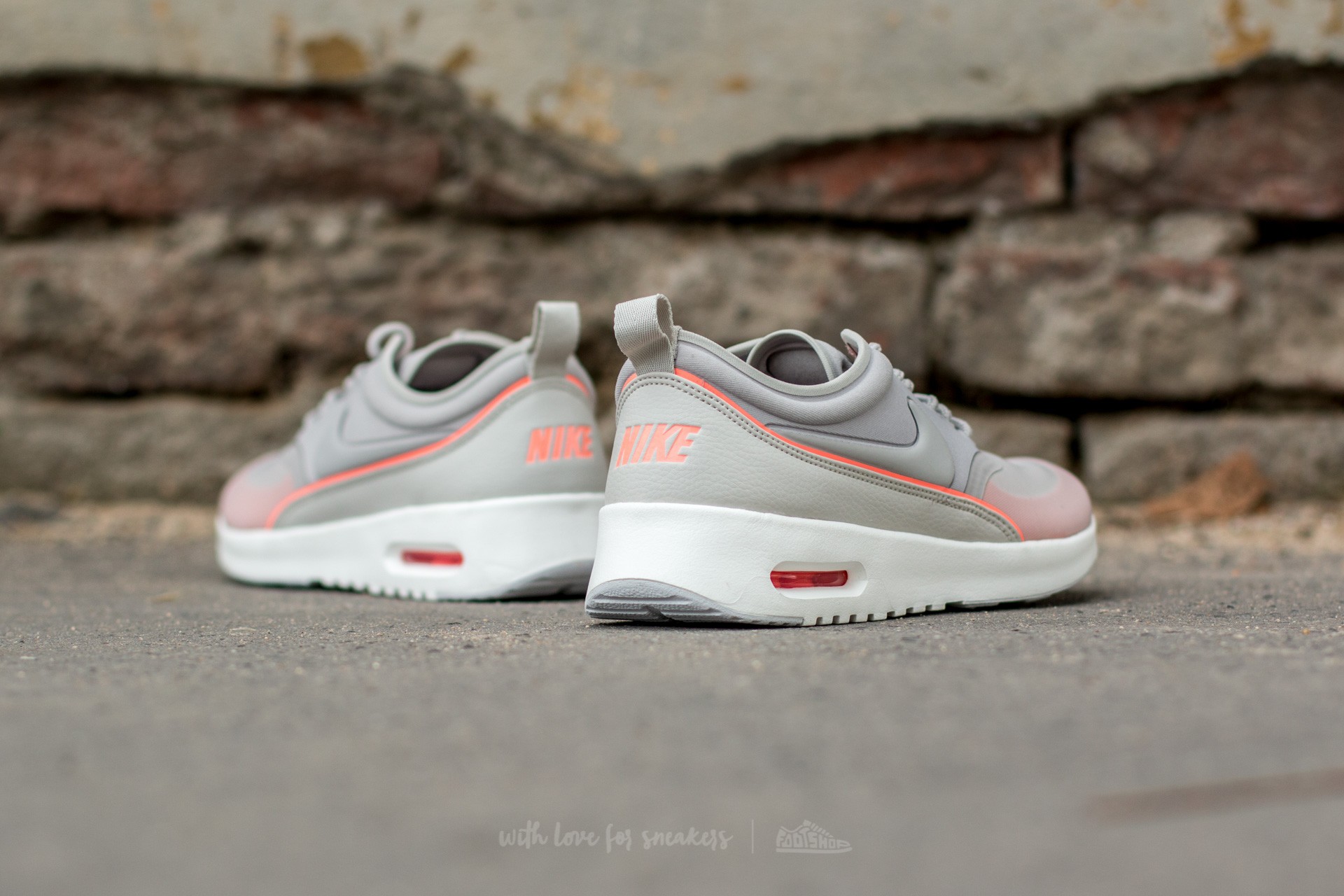 Air max thea ultra - sneaker sale low - light iron ore/light bone/atomic pink