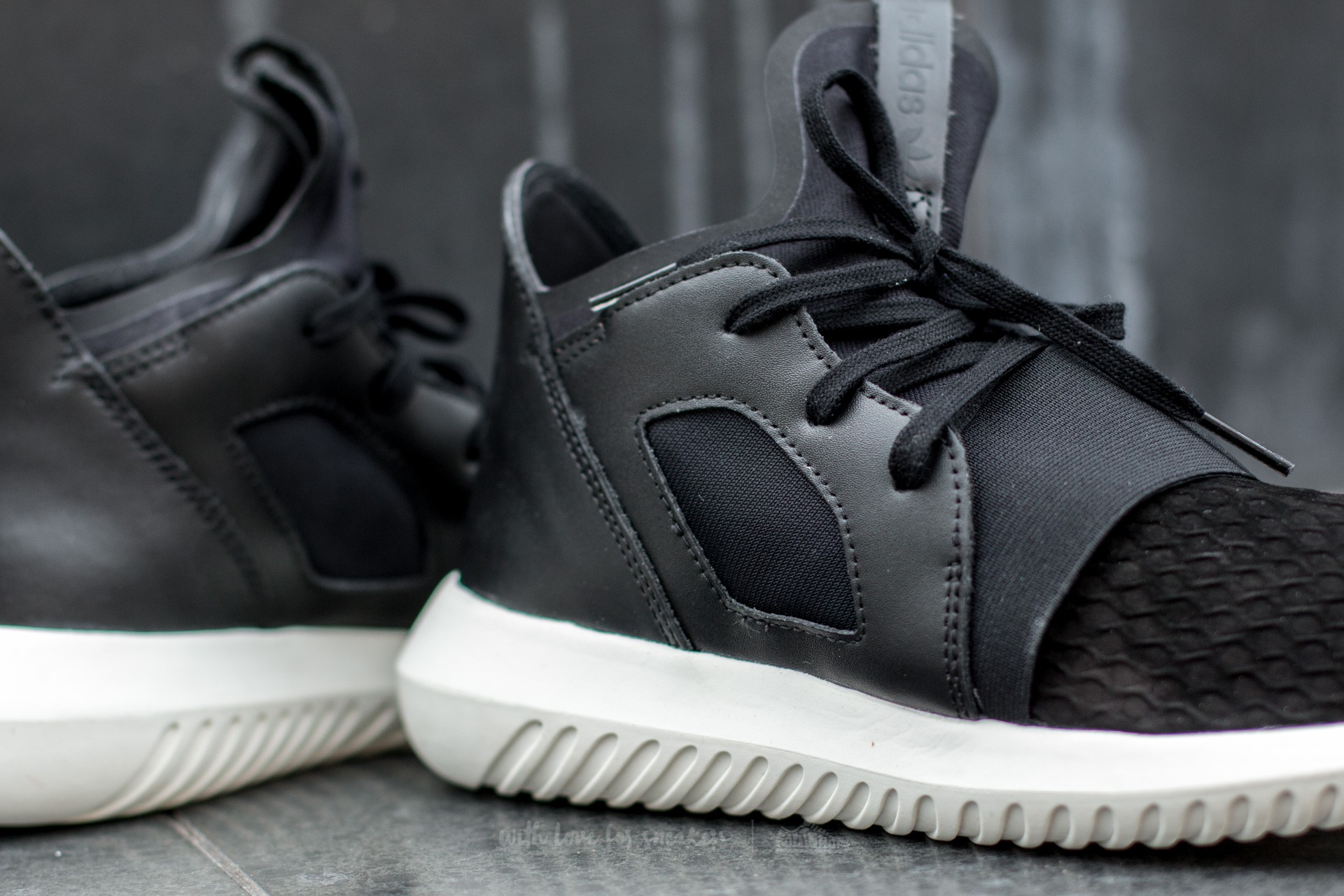 Încălțăminte și sneakerși pentru femei adidas Tubular Defiant W Core Black/ Core Black/ Off White