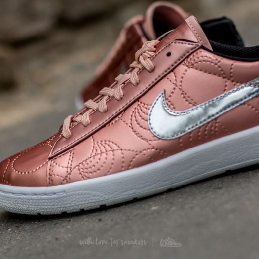 Nike tennis shoes rose gold discount